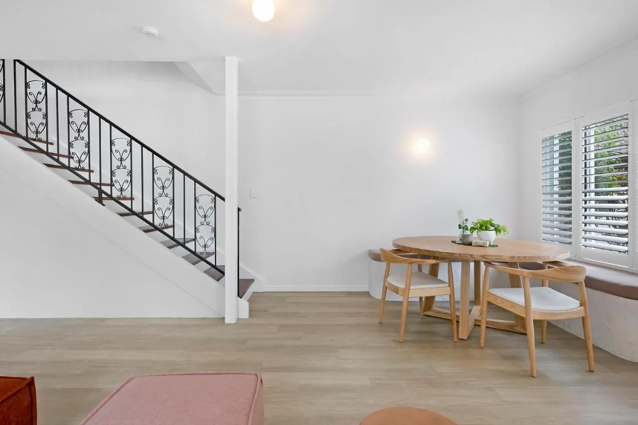 Вилла Mediterranean-Inspired Surfers Paradise Escape Голд-Кост