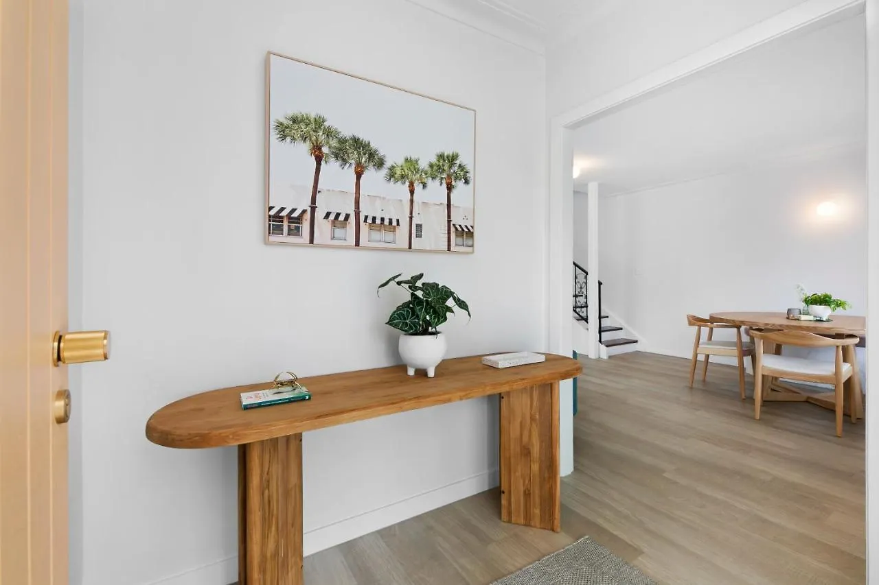 Дом отдыха Вилла Mediterranean-Inspired Surfers Paradise Escape Голд-Кост Австралия